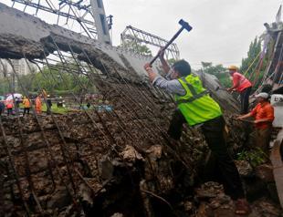 Pedestrian bridge collapse at Mumbai train station injures 5
