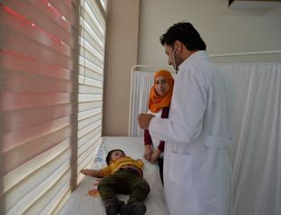Syrian refugee doctors serve fellow refugees in Turkey