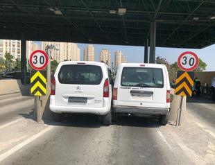 Stubborn drivers get stuck at toll gate in Istanbul