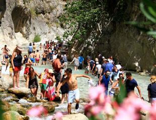 Holiday-goers rush to Saklıkent Canyon