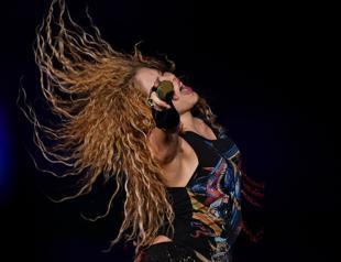 Pop star Shakira wows crowd at Istanbul’s Vodafone