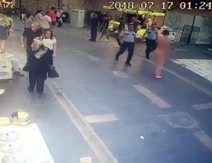 Naked murder suspect terrorizes Istanbul street with knife