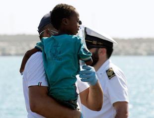 Italian coastguards express unease as government closes ports to migrants