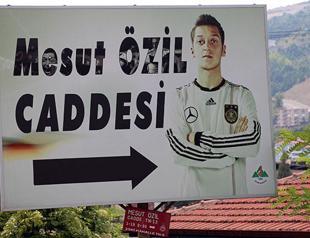 Turkish town to replace Mesut Özil’s German team photo with one alongside Erdoğan