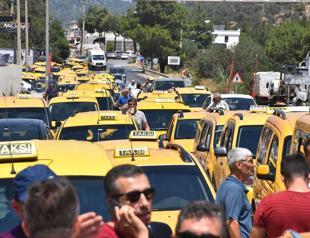 Taxi drivers halt traffic in Turkey’s Bodrum after arrest of colleague for beating Uber driver