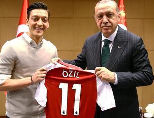 German football chief admits mistakes in handling Özil photo