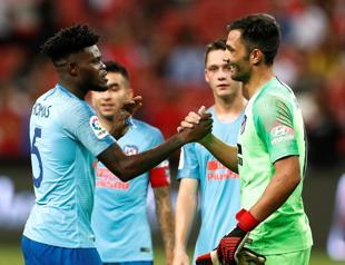 Atletico edge Özil-less Arsenal on penalties