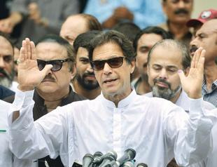 Pakistan’s Imran Khan wins vote but no majority