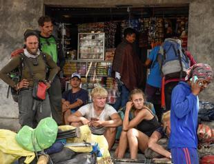 Indonesia in rescue bid for 500 hikers stranded after quake