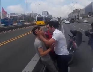 Man soothes angry driver after crash in extraordinary scene in Istanbul