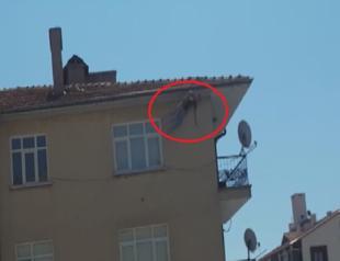 Turkish man dies in fall from roof after falling asleep, passersby catch him