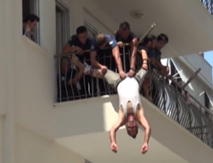 Police save suicidal Turkish man’s life by grabbing his belt