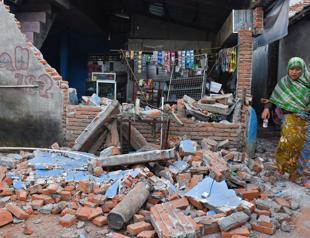 Indonesia evacuates tourists as Lombok earthquake death toll climbs