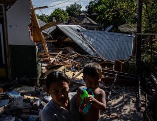 Indonesia earthquake death toll rises, aid effort intensifies