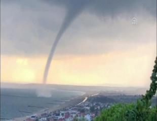 Sea tornado stirs panic in Istanbul neighborhood
