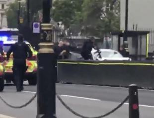 Police treat London parliament crash as terrorist attack