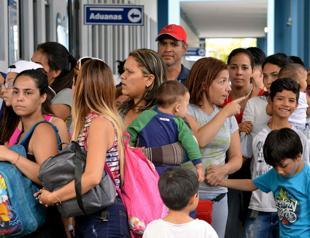 Venezuelans rush to Peru to beat passport deadline