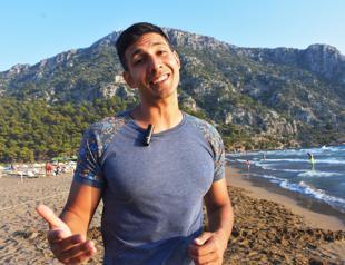 ‘Professional tourist’ on duty in Turkey’s west