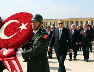Turkey marks Victory Day as Erdoğan vows resistance against increasing threats