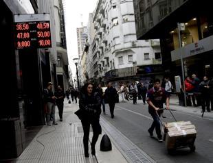 Argentina to announce new economic measures after peso freefall