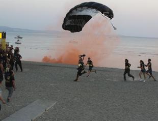 Turkish rock star Hayko Cepkin ‘skydives’ into concert