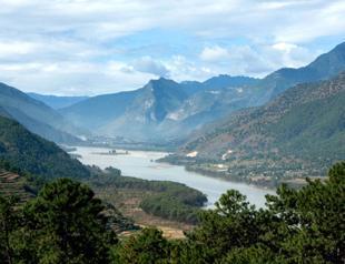 China punishes officials for allowing building of problematic private lake