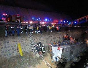 8 killed in bus crush in western Turkey