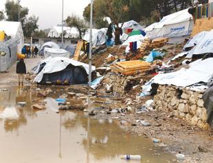 Greece vows to improve conditions on island migrant camps