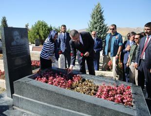 Turkeys legendary folk singer Neşet Ertaş commemorated