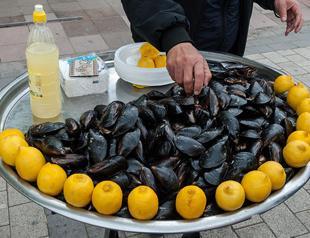 Muğla municipality bans street vendor sales of mussels