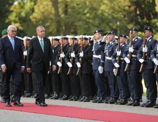 Turkish President Erdoğan received with military honors in Berlin
