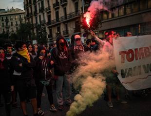 Pro-independence protesters in Catalonia block roads, railway line