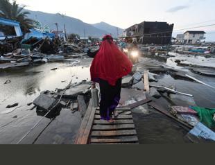 Quake-battered Indonesia accepts foreign aid, reluctantly
