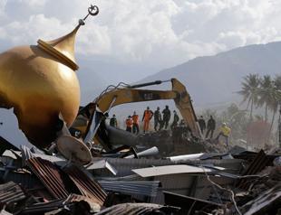 5,000 believed missing in two hard-hit Indonesian quake zones
