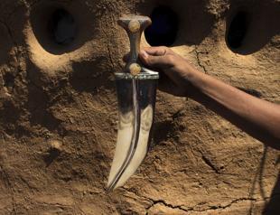 Yemeni smiths beat missiles into knife for half price of Turkish steel