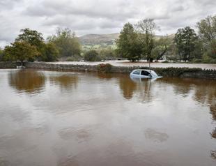 At least 5 people killed in flashfloods in southern France, waters rising