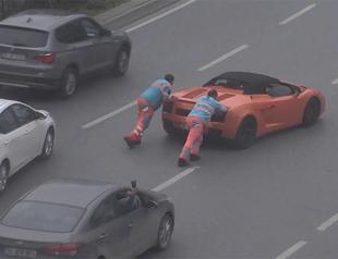 Municipal workers rescue broken Lamborghini in Istanbul traffic