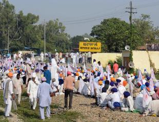 Dozens die after train runs over crowd in India
