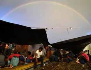 Growing caravan of migrants pushes deeper into Mexico