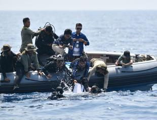 Divers recover jets data recorder on Indonesia seafloor