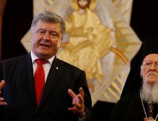 Poroshenko, Bartholomew sign accord on independent Ukraine church