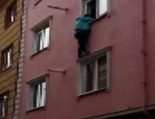 Student locked in apartment gets to exam on time thanks to workers, police in Istanbul