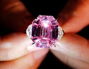 Incomparable $50 mln pink diamond smashes record at Geneva auction