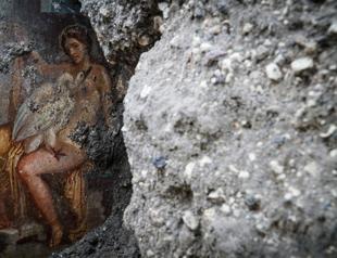 Sensual fresco discovered in ancient Pompeii bedroom