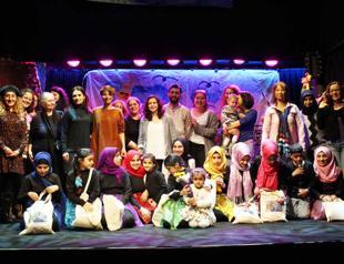 Syrian, Turkish children on stage together
