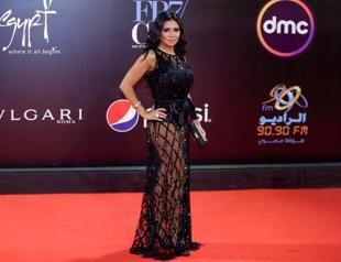 Egypt actress says revealing dress wasnt meant to offend