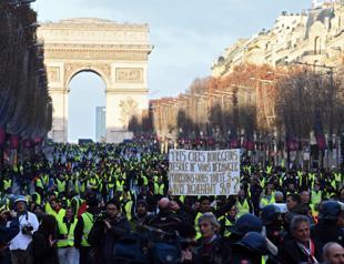 Tear gas, mass arrests as Paris hit by new protests
