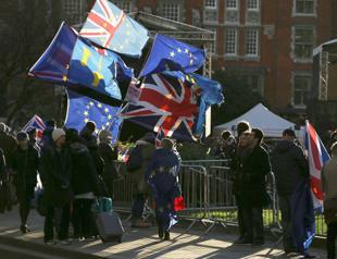 Brexit pressure rises, but UK government says no to second vote