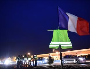 French government to rush through concessions for yellow vests