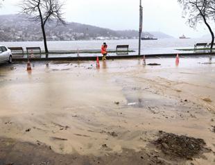 Flash floods leave parts of Istanbul underwater